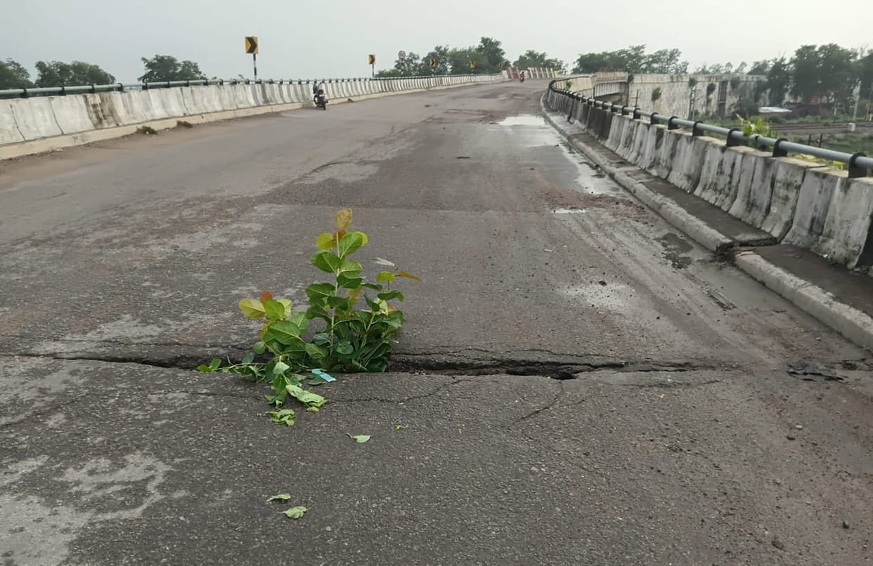 Jarwal Road railway overbridge develops cracks for the third time; traffic suspended.