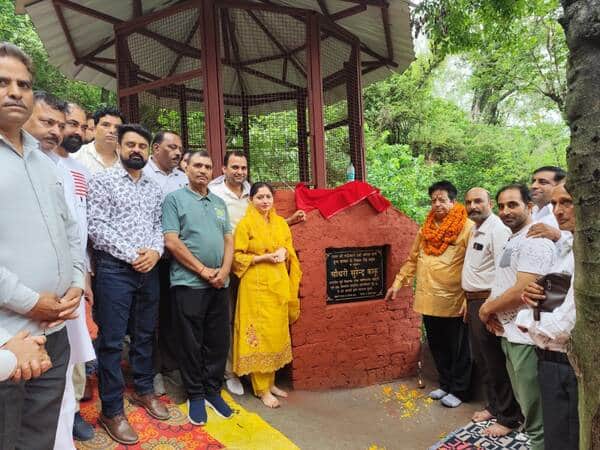 कांगडा में नव निर्मित सड़क का उद्घाटन करते पूर्व विधायक सुरेंद्र काकू। जागरूक पाठक