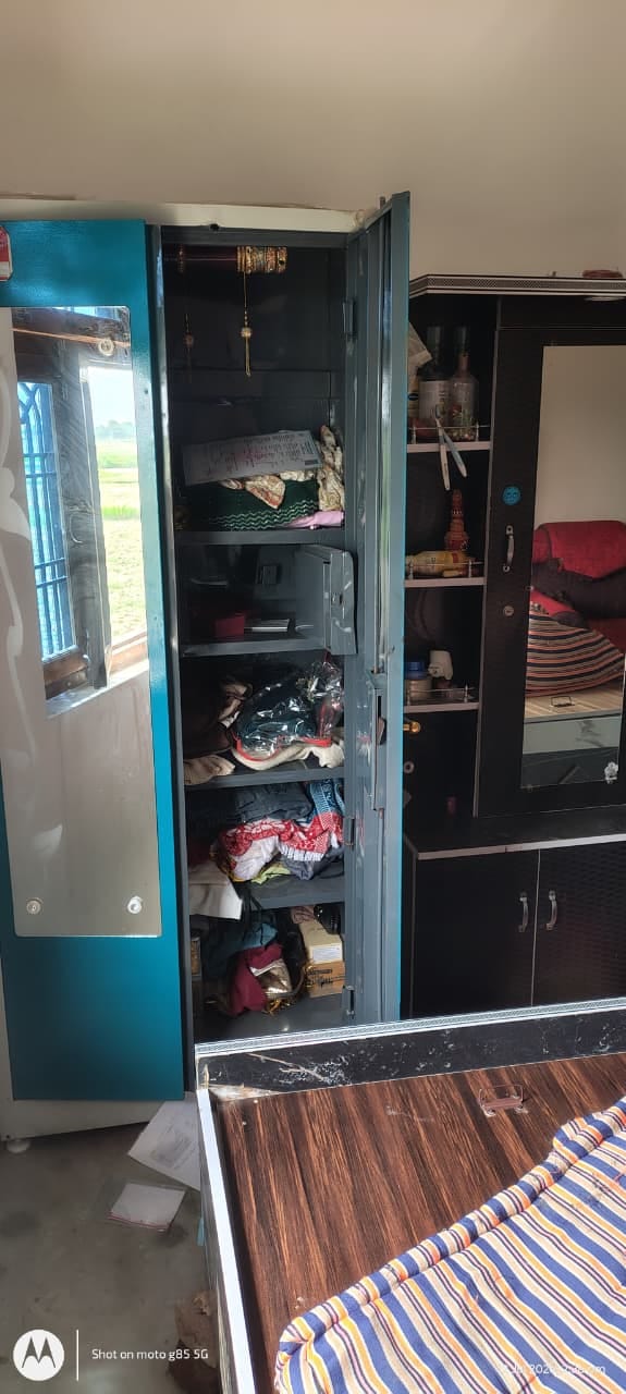 केराकत के सरकी पुलिस चौकी क्षेत्र के अमिहित गांव में चोरी के बाद बिखरे सामान। स्रोत-पीड़ित परिव