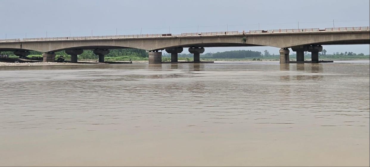The water level of the Yamuna rose by half a meter due to rainfall in the mountains.