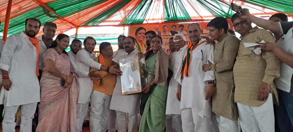 People from all sections of society welcomed the BJP state president upon his arrival in Samalkha.