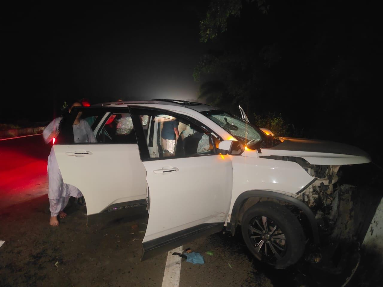 क्षतिग्रस्त कार को मौके से हटाकर पुलिस थाने में रखवाया गया।