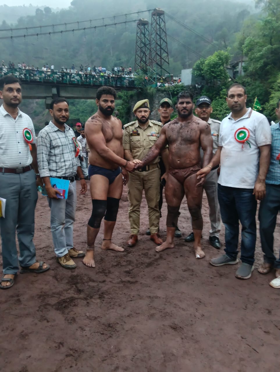 कटली में दंगल की शुरुआत करवाते दंगल कमेटी के सदस्य। स्रोत दंगल कमेटी।