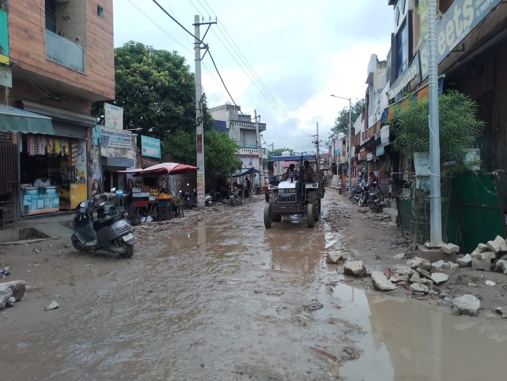 कुटानी रोड पर गहरे गड्ढों से गुजरते वाहन। संवाद
