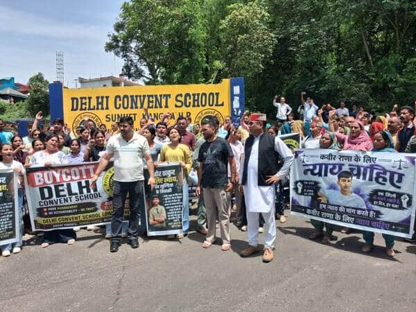 खुंडियां के ठंबा गांव में छात्र आत्महत्या मामले में लोगों ने लोअर सुनहेत स्थित निजी स्कूल के गे