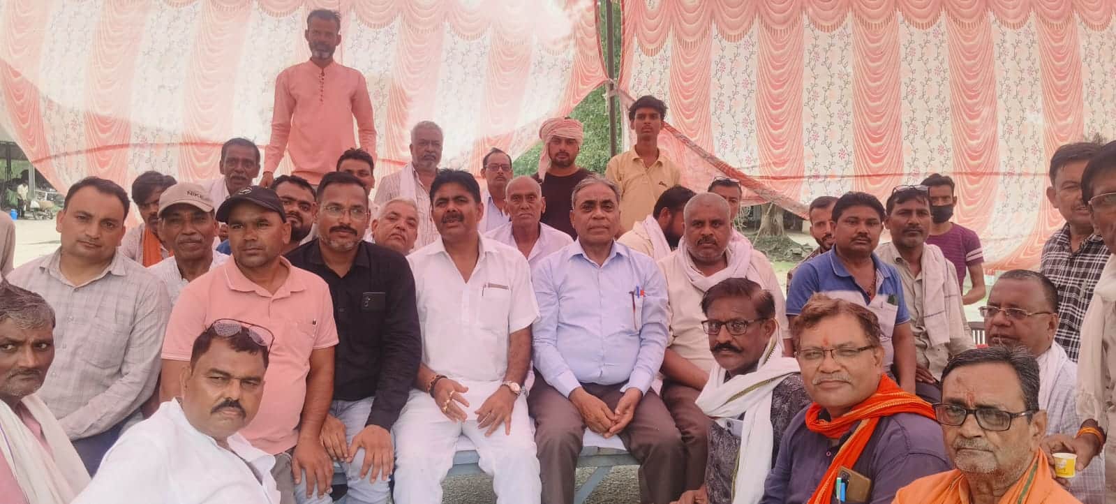 मंडी में धरना स्थल पर बैठे गल्ला कारोबारी। संवाद