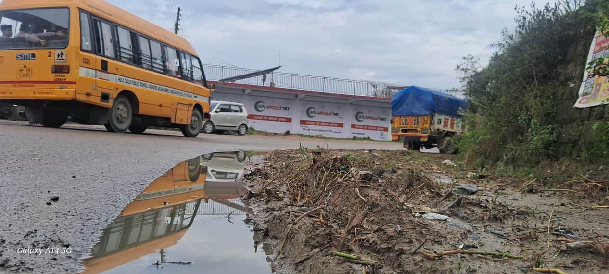 Risk increases on Mandi-Pathankot highway due to mud and waterlogging.