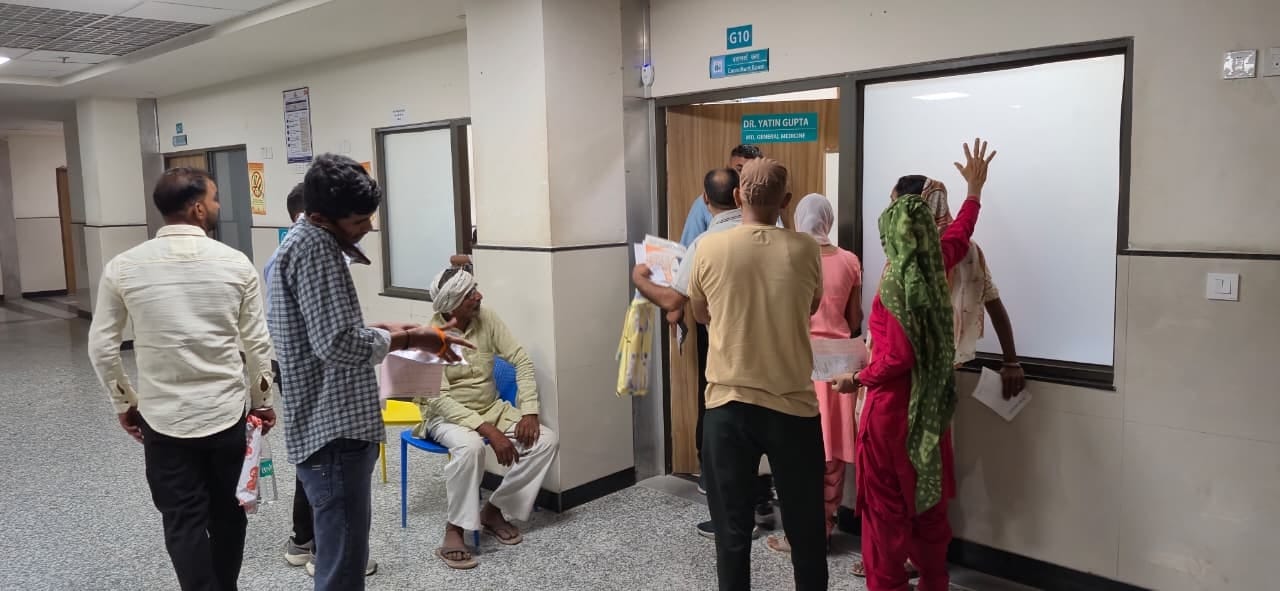 मेडिकल कॉलेज में चिकित्सक कक्ष के बाहर खड़े मरीज
