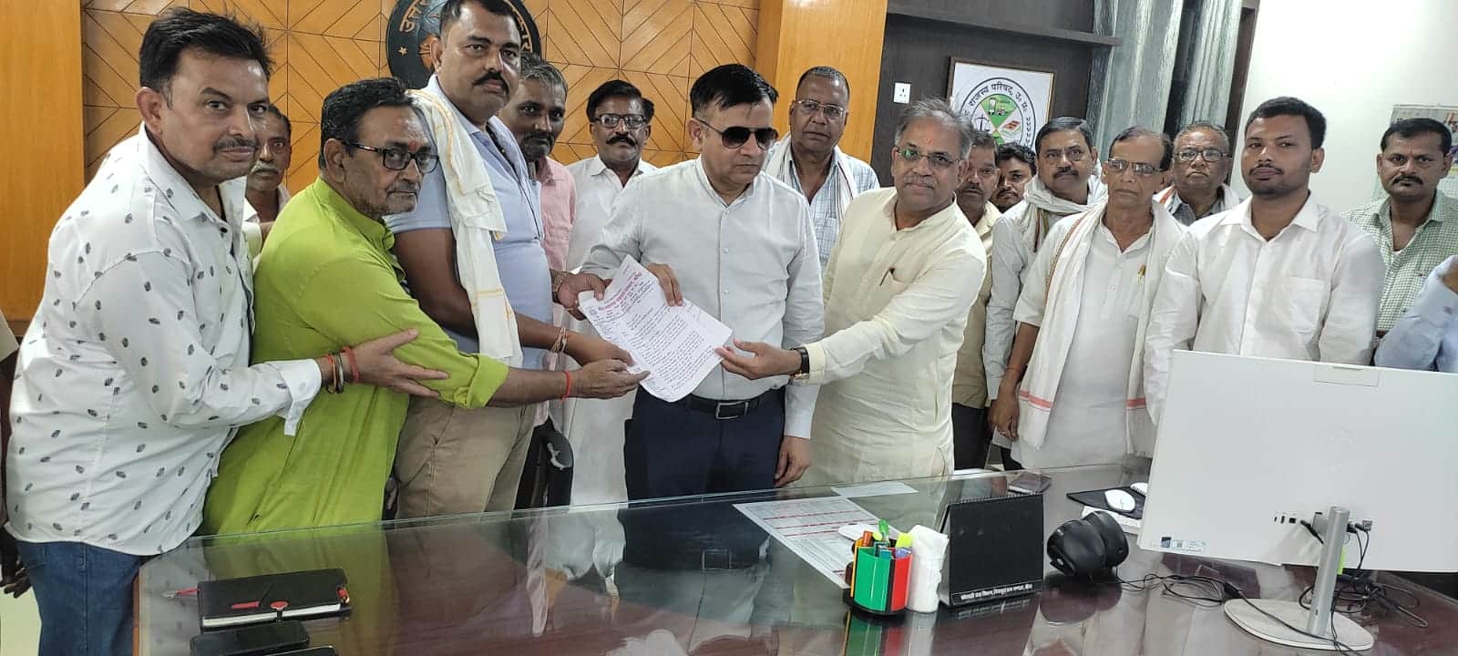 मंडलायुक्त अजीत सिंह को ज्ञापन देते गल्ला कारोबारी।संवाद