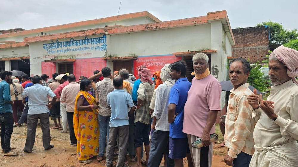 Urea shortage persists; people forced to queue up at night.