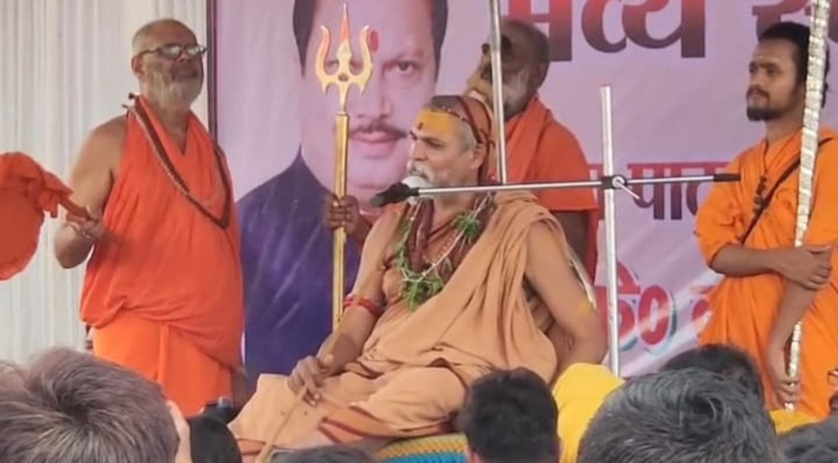 महसी के एरिया में कार्यक्रम को संबोधित करते शंकराचार्य अविमुक्तेश्वरानंद सरस्वती।