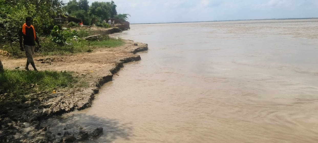 Saryu rising towards the danger mark; anxiety mounts.