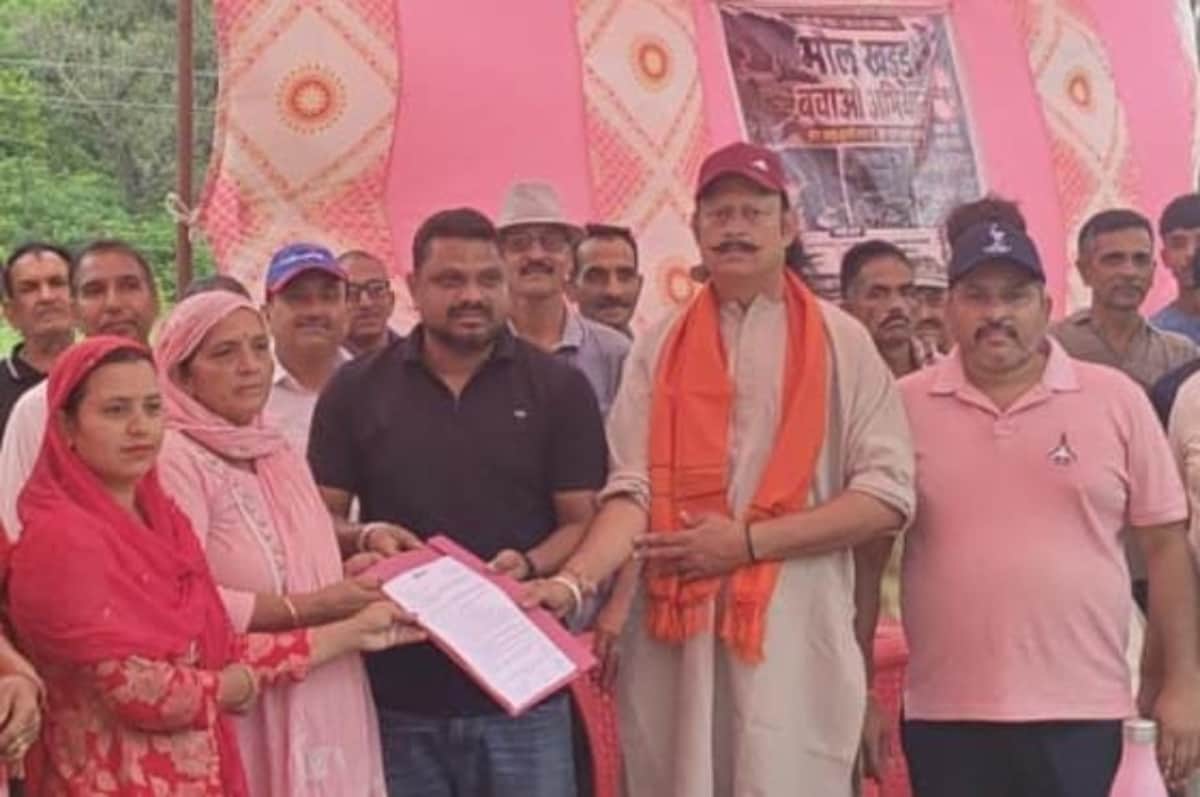 मोल खड्ड बचाओ अभियान के तहत सन्हूं व भट्ठेहड़ के ग्रामीण बीडीसी सदस्य  व पंचायत प्रधान के माध्य