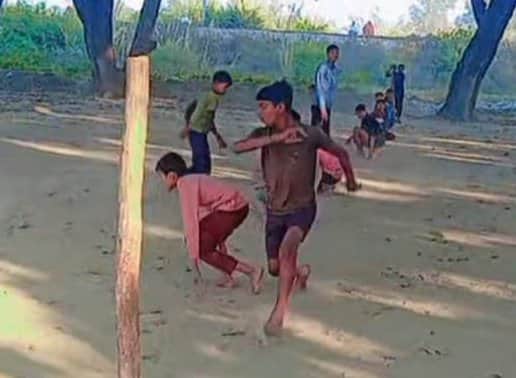 मानधाता के मल्हूपुर विद्यालय में आयोजित खो-खो प्रतियोगिता में प्रतिभाग करते खिलाड़ी। कोच