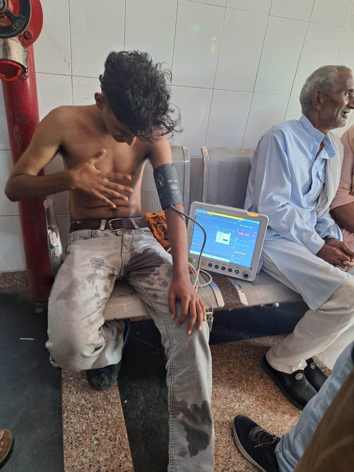 मरीज का बीपी मापने के लिए लगी मशीन। संवाद