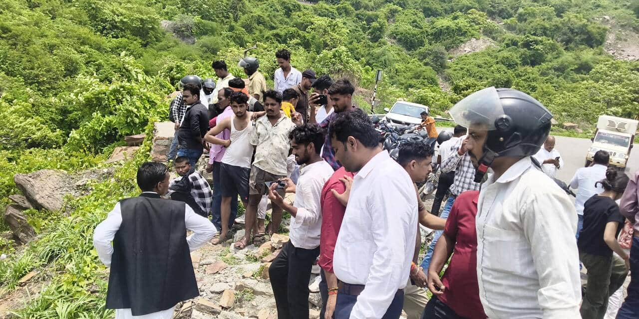 मारकुंडी घाटी में नवदंपती का शव मिलने पर लगी भीड़। संवाद 