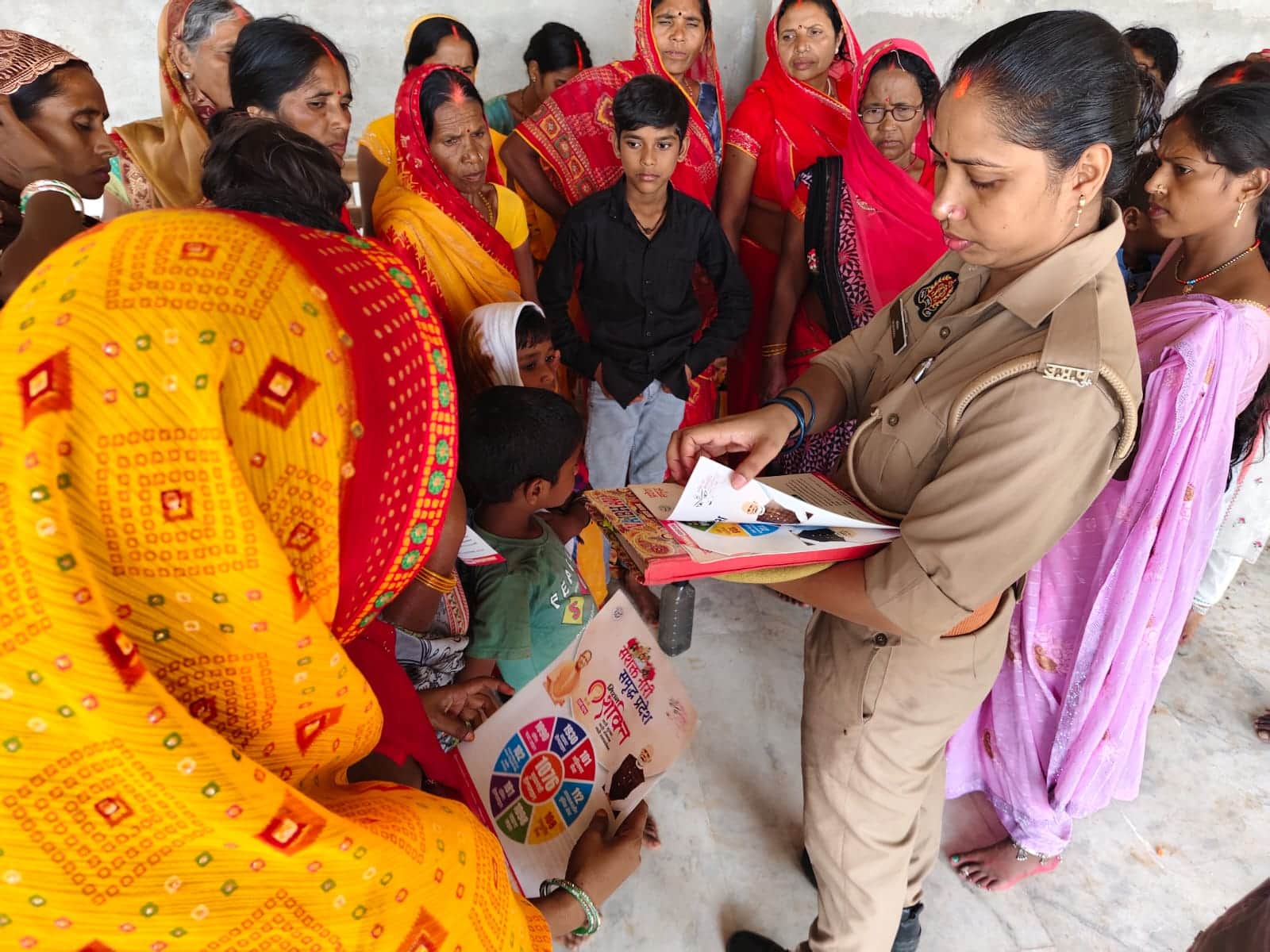मिशन शक्ति के तहत महिलाओं को जागरूक करती महिला पुलिस कर्मी। स्रोत पुलिस विभाग