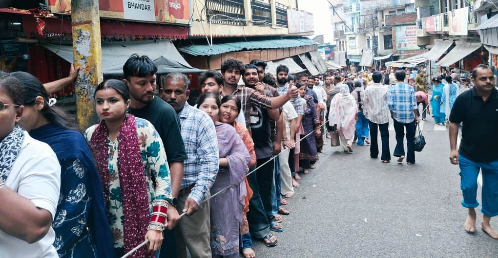 माता चिंतपूर्णी मंदिर में दर्शन के लिए कतार में लगे हुए श्रद्धालु। संवाद