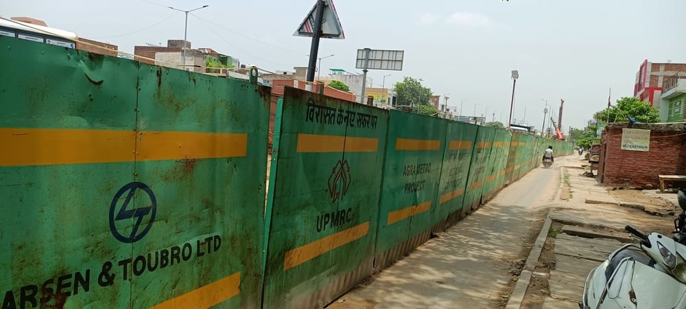 Agra News: रामबाग से शाहदरा तक बैरिकेडिंग, आठ मशीन कर रही कार्य