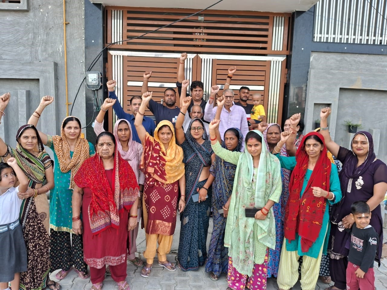 नगर की मानसरोवर कालोनी में बिजली बाधित होने पर प्रदर्शन करती महिला व पुरुष। संवाद