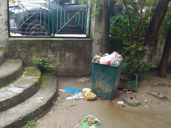 नगर निगम ऊना के एमसी पार्क में बारिश से जगह जगह हुआ जल भराव। संवाद।