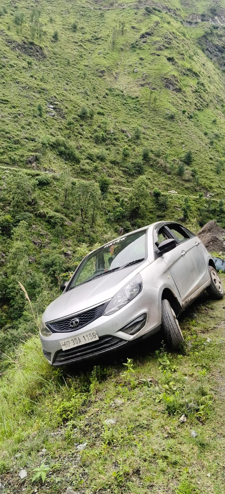नकरोड़–बघेईगढ़–चांजू मार्ग पर बड़ा हादसा टला, खाई की ओर लटकी कार, सुरक्षित बचे सभी सवारचौरसिय