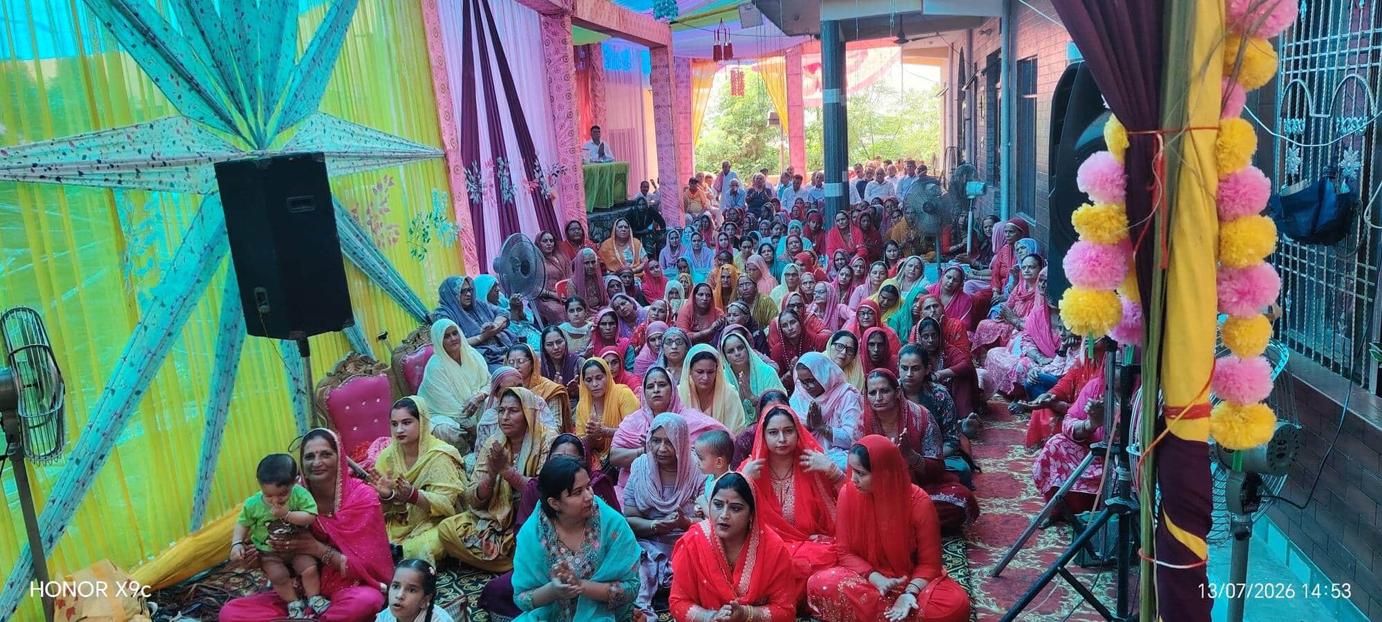 नारकड़ ठेडु गारली में आयोजित श्रीमद्भागवत कथा में कथा सुनते श्रद्धालु। संवाद