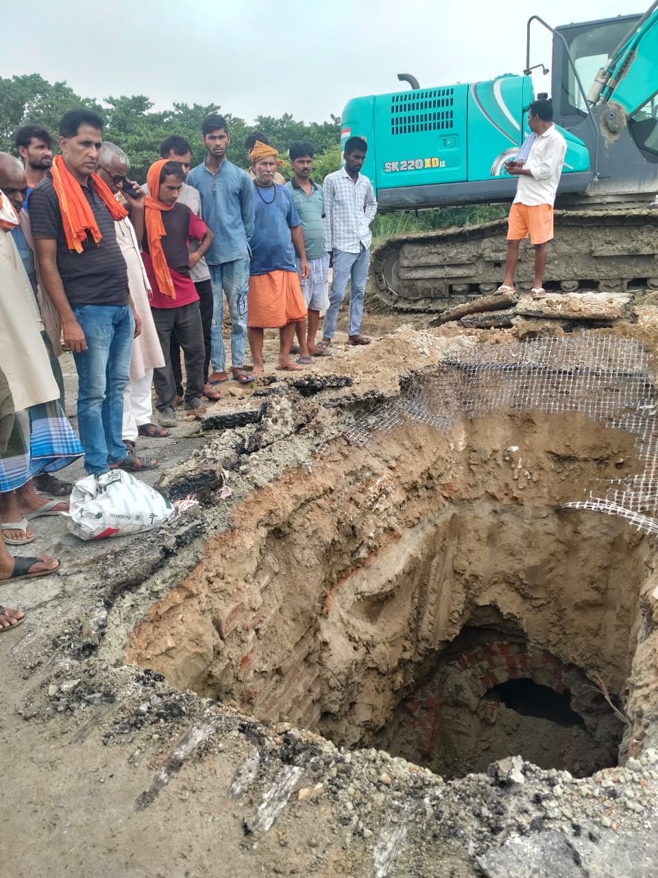 निर्माणाधीन ग्रीन फील्ड एक्सप्रेसवे बैरिया- मांझी मार्ग पर स्थित मठ योगेन्द्र गिरि चट्टी के समी
