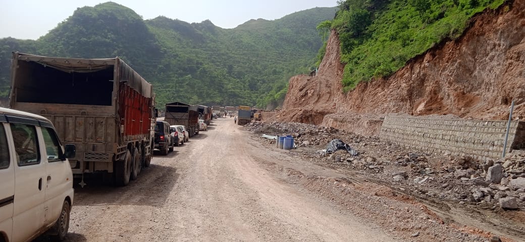 Life crawls amidst dust, slush, and traffic jams on the under-construction Nauni-Bhararighat four-lane highway.