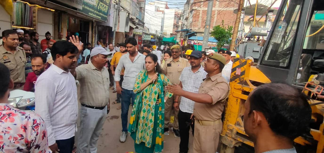 पंजाबी मार्केट में अतिक्रमण हटवाने पहुंची एसडीएम सदर अनुष्का शर्मा। नपा