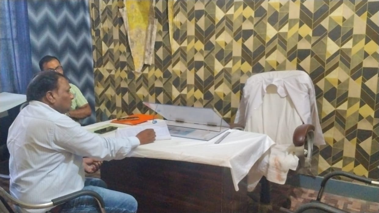 Doctor on medico-legal duty; patients being treated by pharmacists.