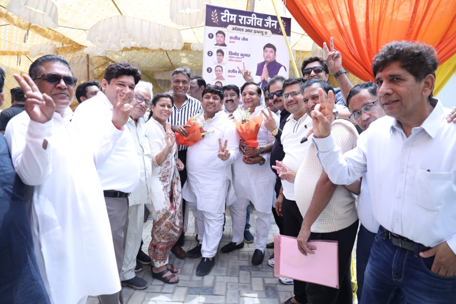 प्रधान बनने पर राजीव जैन का अभिनन्दन करते समर्थक। संवाद