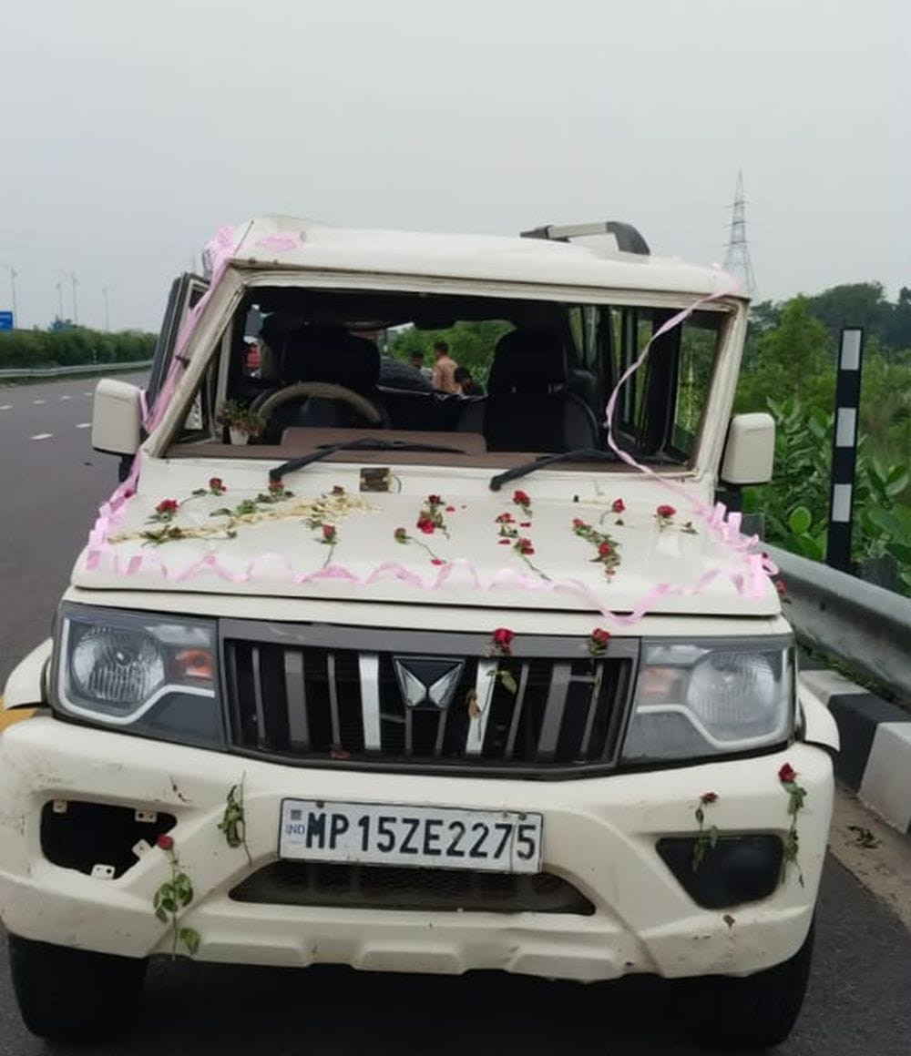 पूर्वांचल एक्सप्रेसवे पर चांदपुर के पास दुर्घटनाग्रस्त जीप। स्रोत-यूपीडा
