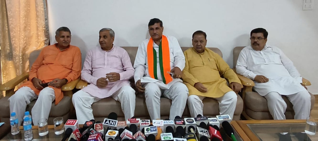 पत्रकार वार्ता को संबोधित करते सांसद धर्मबीर सिंह व अन्य नेता।