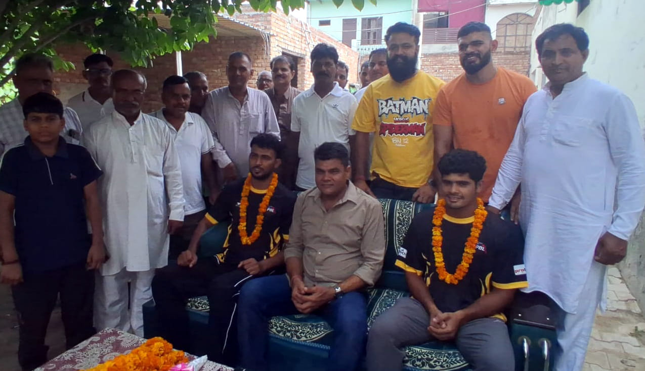 पदक विजेताओं को सम्मानित करते भिवानी के उप पुलिस अधीक्षक अनूप कुमार।