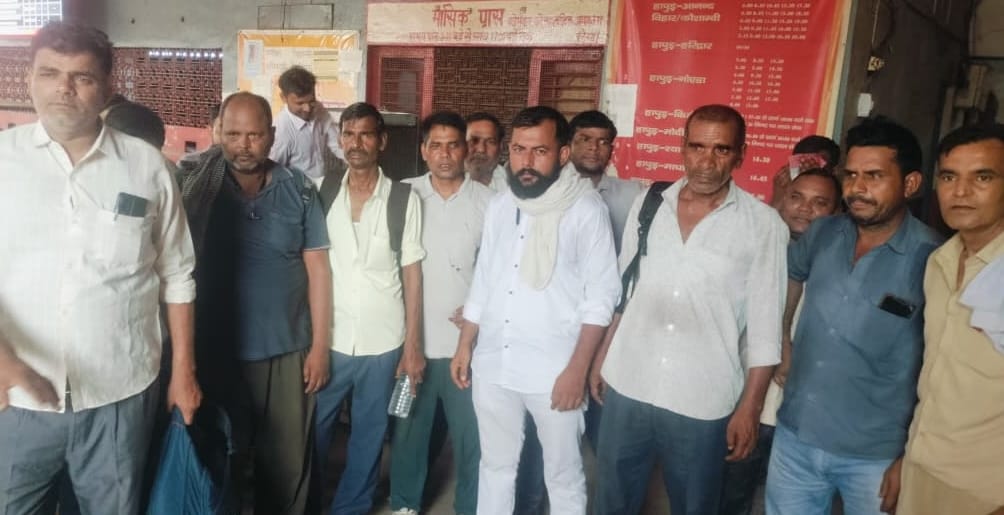 रोडवेज बस अड्डे पर प्रदर्शन करते बस के चालक परिचालक। संवाद