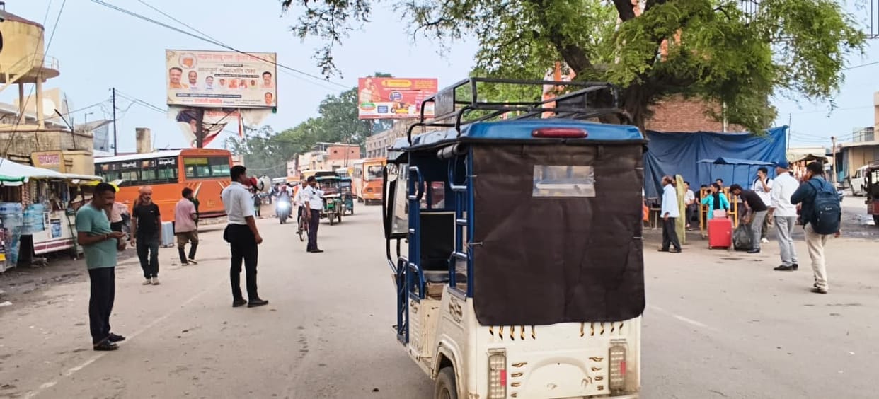 Claim of a smart traffic system, running the manual setup without signals, hand gestures, and relying on whistles