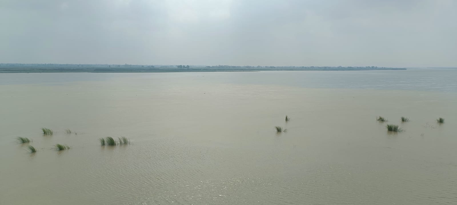 राजेसुल्तानपुर क्षेत्र स्थित कम्हरिया घाट के किनारे बहती सरयू नदी। संवाद