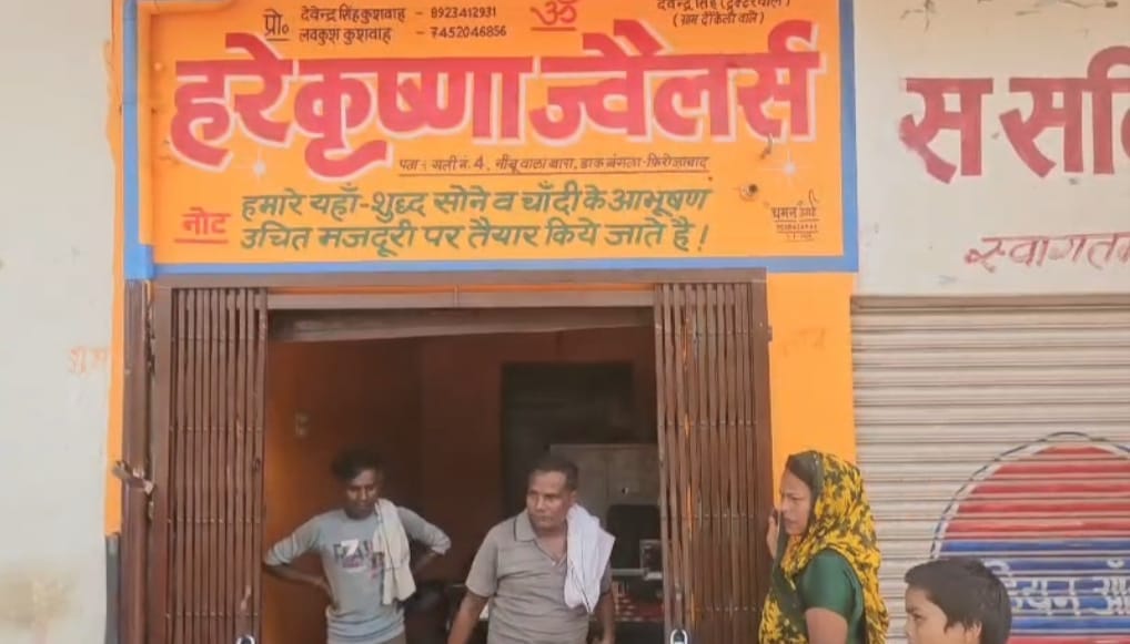 Confidence tricksters rendered a jeweller's son unconscious by making him smell a handkerchief and made off with jewellery worth lakhs.
