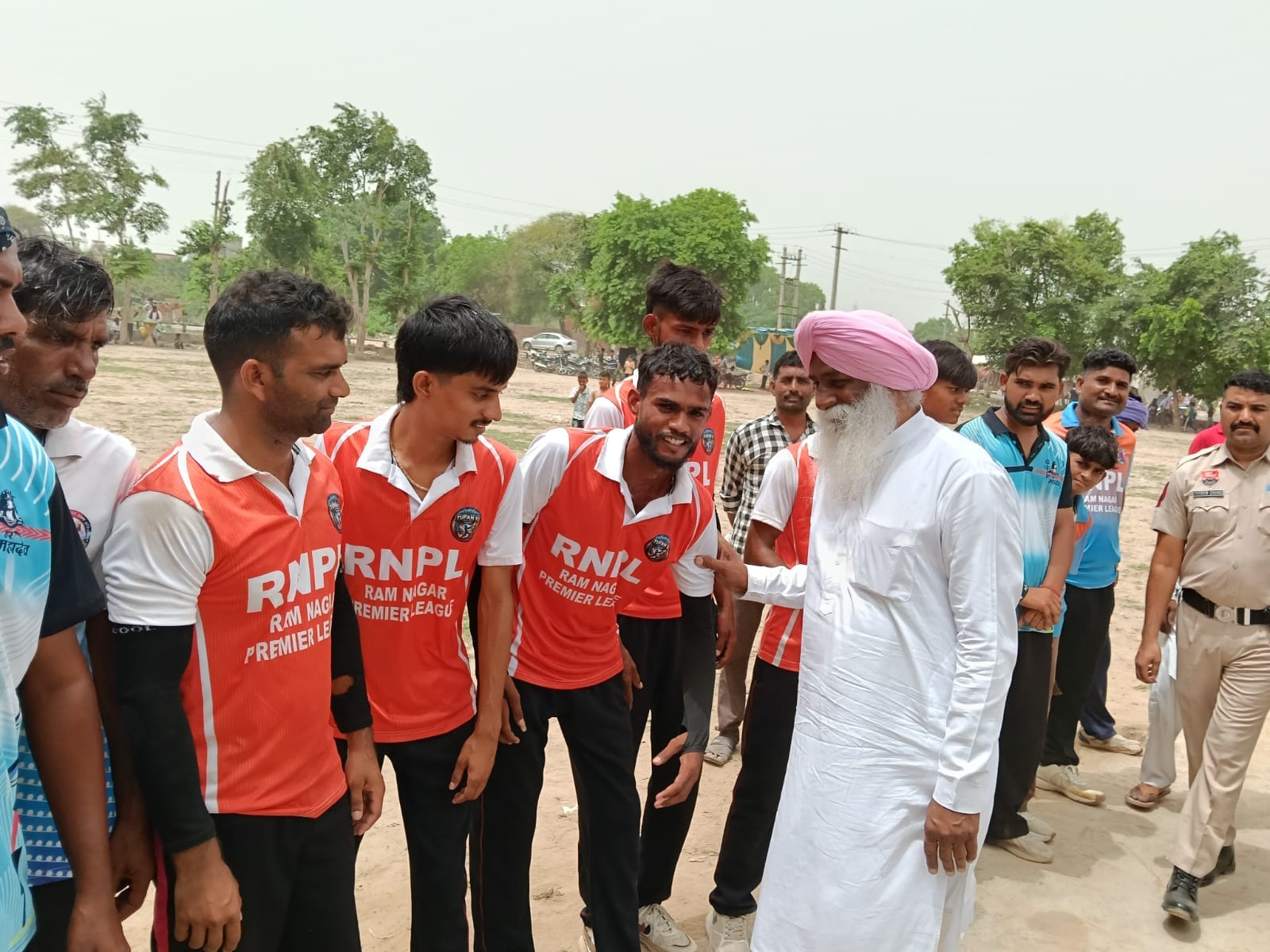 रतिया खिलाड़ियों से परिचय प्राप्त करते हुए विधायक जरनैल सिंह ,स्त्रोत आयोजक