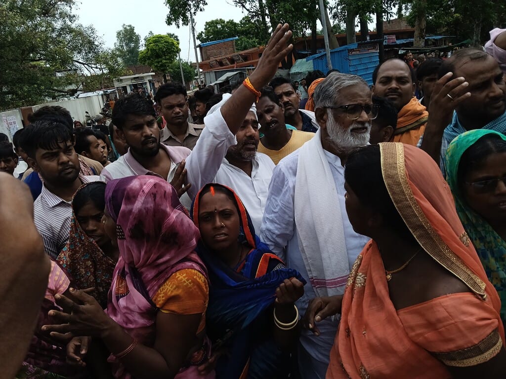 रेवती क्षेत्र के गायघाट में कामजी गोंड के शव आने पर सड़क जाम करते आक्रोशित लोगों समझाती-बुझाती