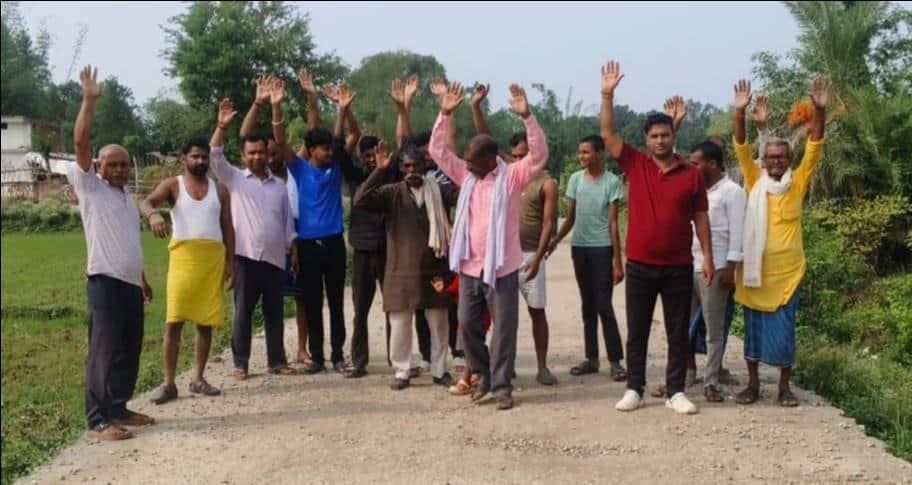 CC road built at a cost of 40 lakh begins to crumble within four months; protest held.