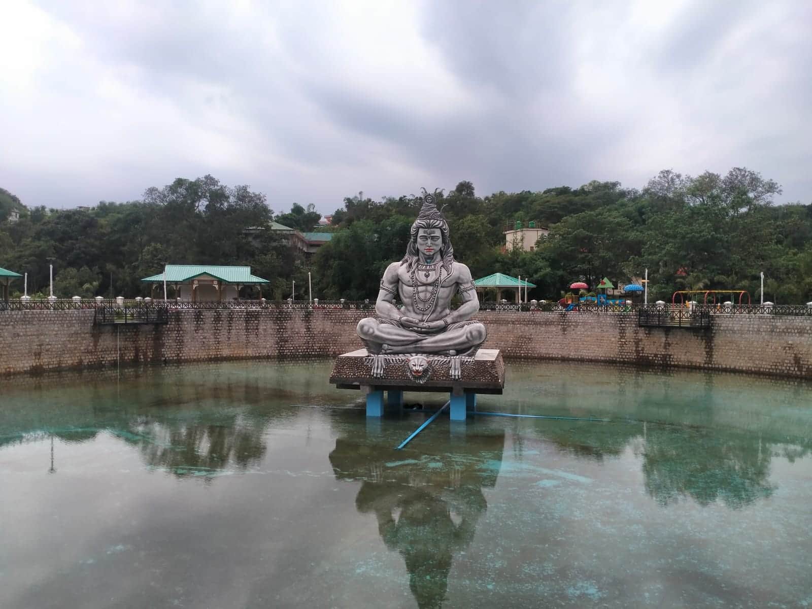 सम्मू ताल परिसर में भगवान शिव की प्रतिमा। संवाद