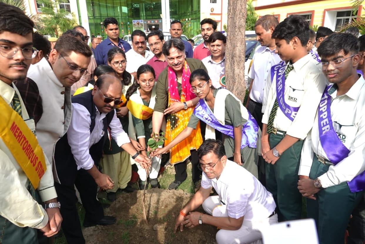 Dr. Rajeshwar felicitated meritorious students.