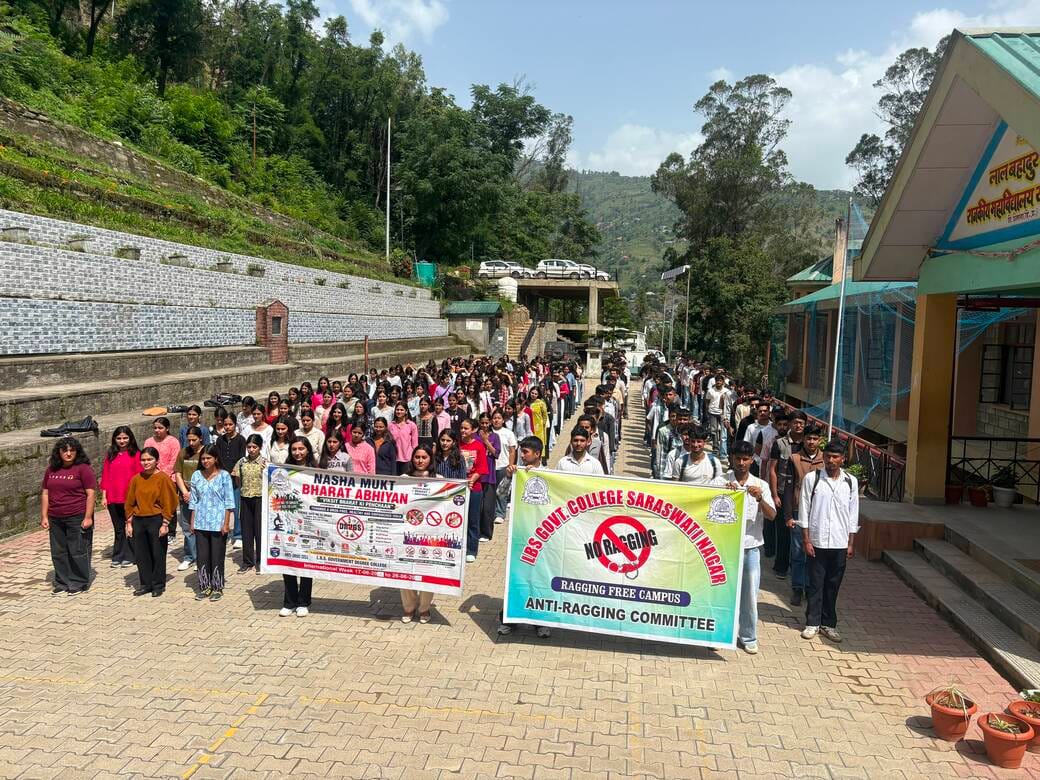 Students took an anti-ragging and anti-drug pledge.
