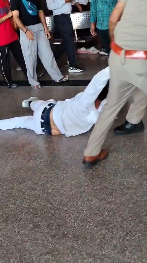 Dispute over halting a train; four RPF personnel suspended for knocking down and beating the Station Deputy Superintendent.