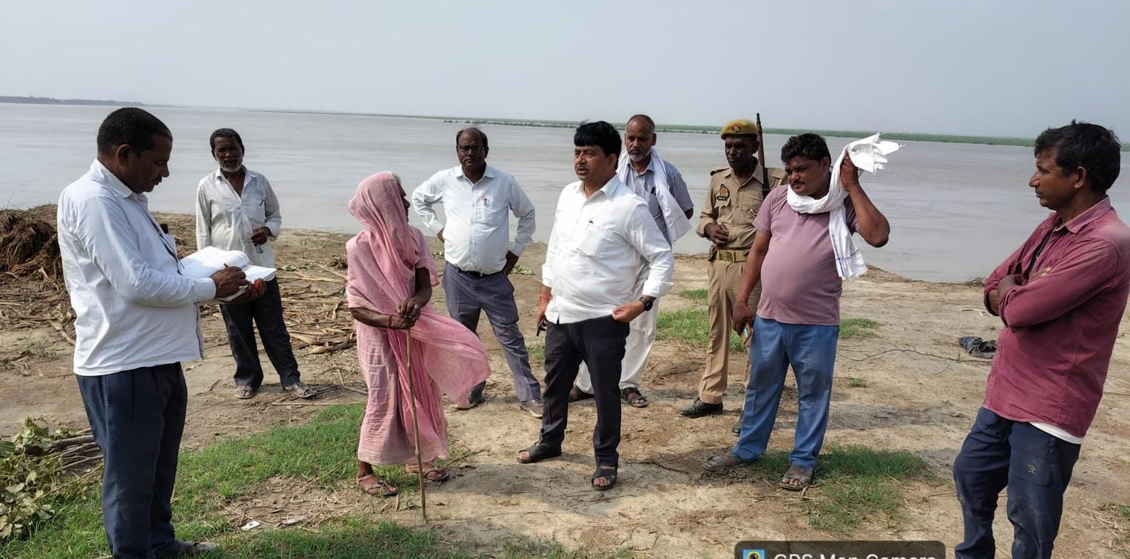  शुक्लपुरवा में कटान का निरीक्षण करते महमूदाबाद तहसीलदार। संवाद