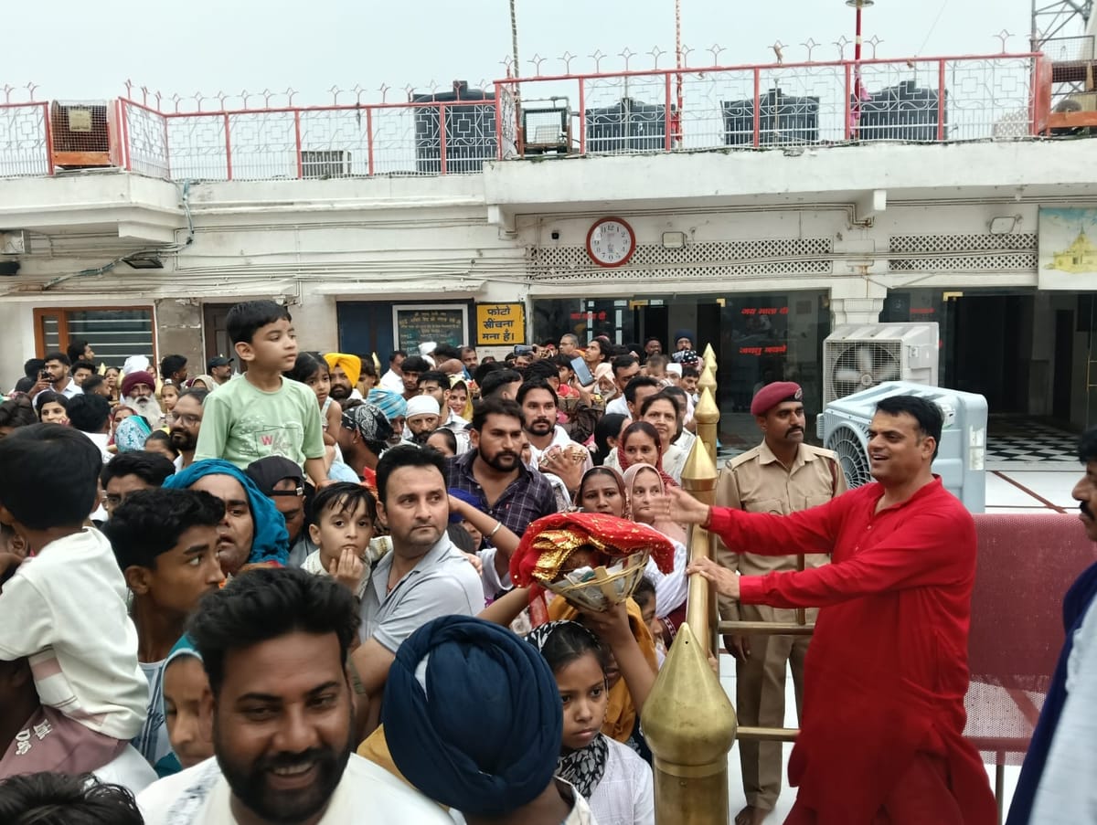 Bilaspur News: बारिश और धुंध के बीच श्री नयना देवी में 25 हजार श्रद्धालुओं ने नवाया शीश