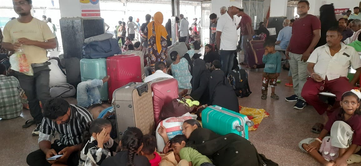 Basti News: सामान्य हुआ ट्रेनों का संचलन, स्टेशन पर यात्रियों की बढ़ी भीड़