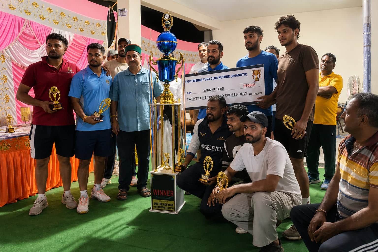 धनोटू-कुठेड़ में डे-नाइट क्रिकेट प्रतियोगिता में विजेता टीम को सम्मानित करते हुए विधायक केवल सि